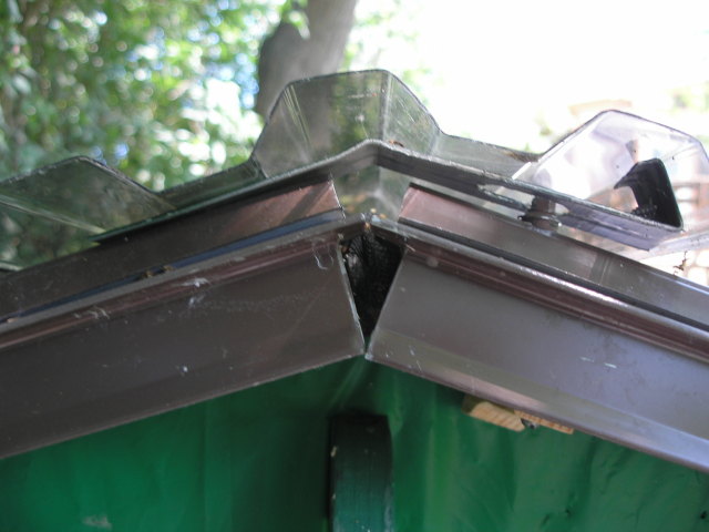 [Ridge cover mounting bracket]